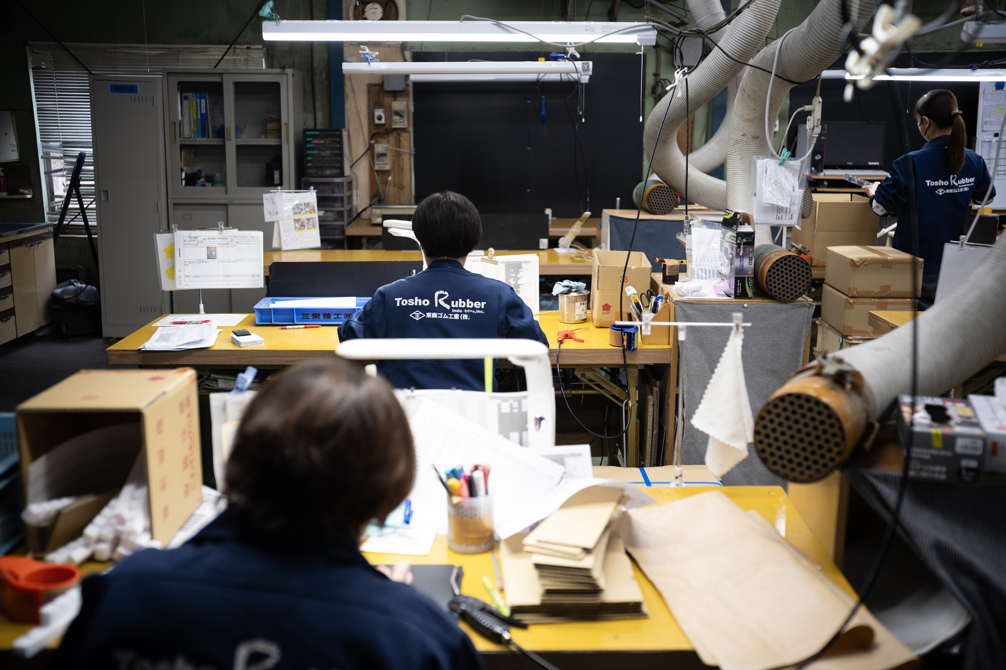 工場の部門体制。製造・業務(営業)部門とは別に、品質管理体制を設けています